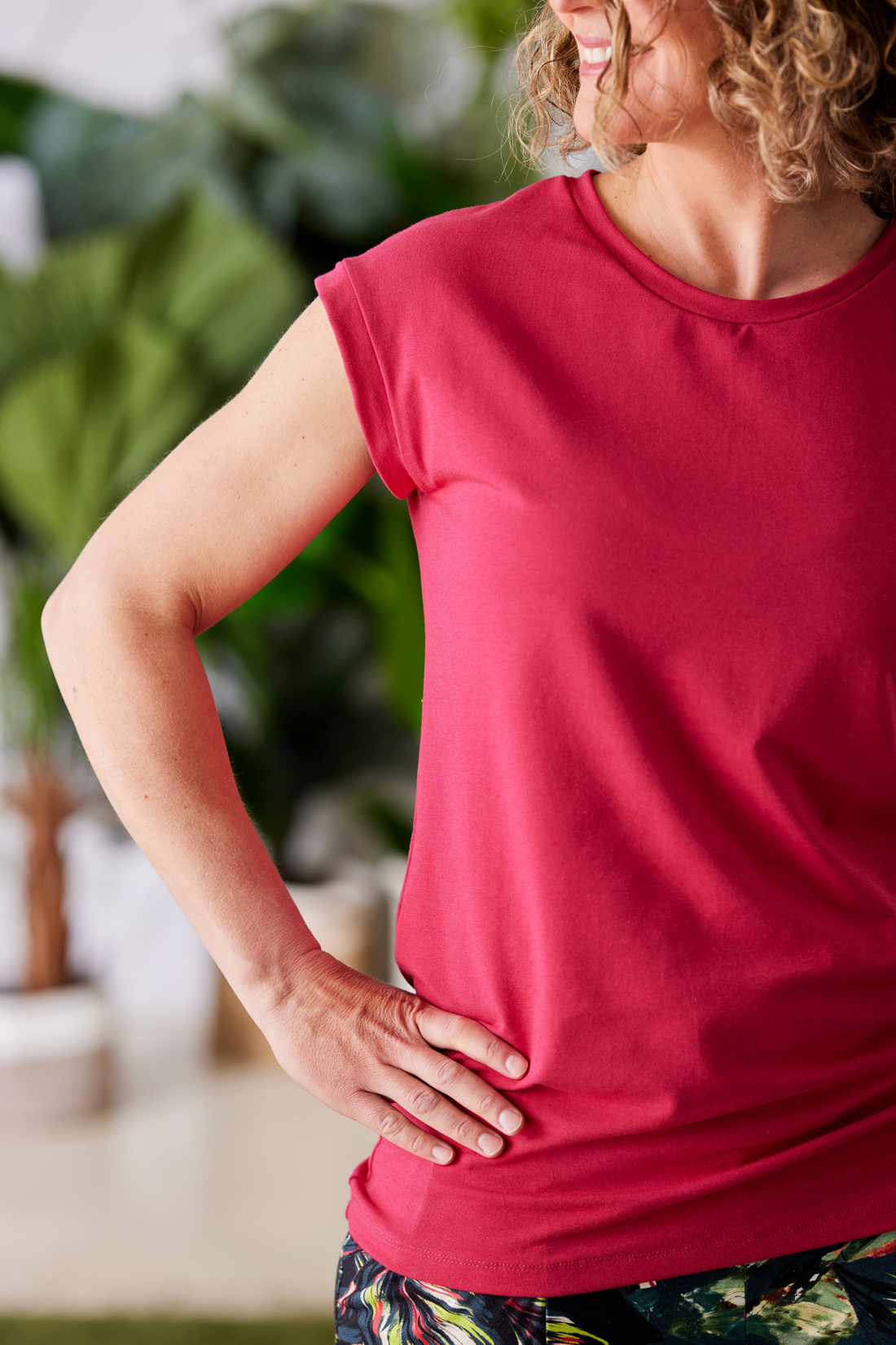 T-shirt rouge manches courtes pour femme fabriqué au Québec.