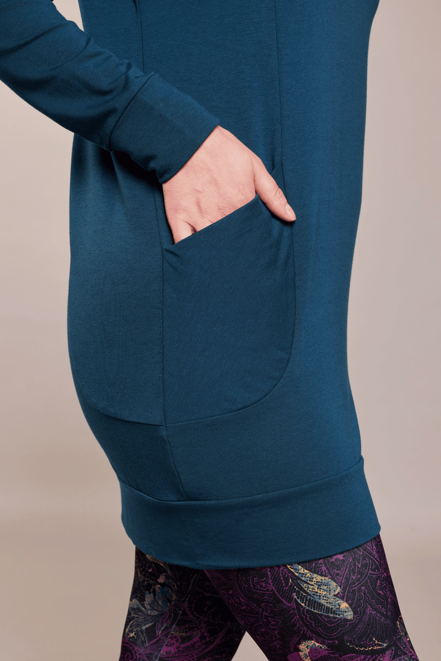 Tunique en molleton émeraude à manches longues avec poches et capuchon fait au Québec, Canada