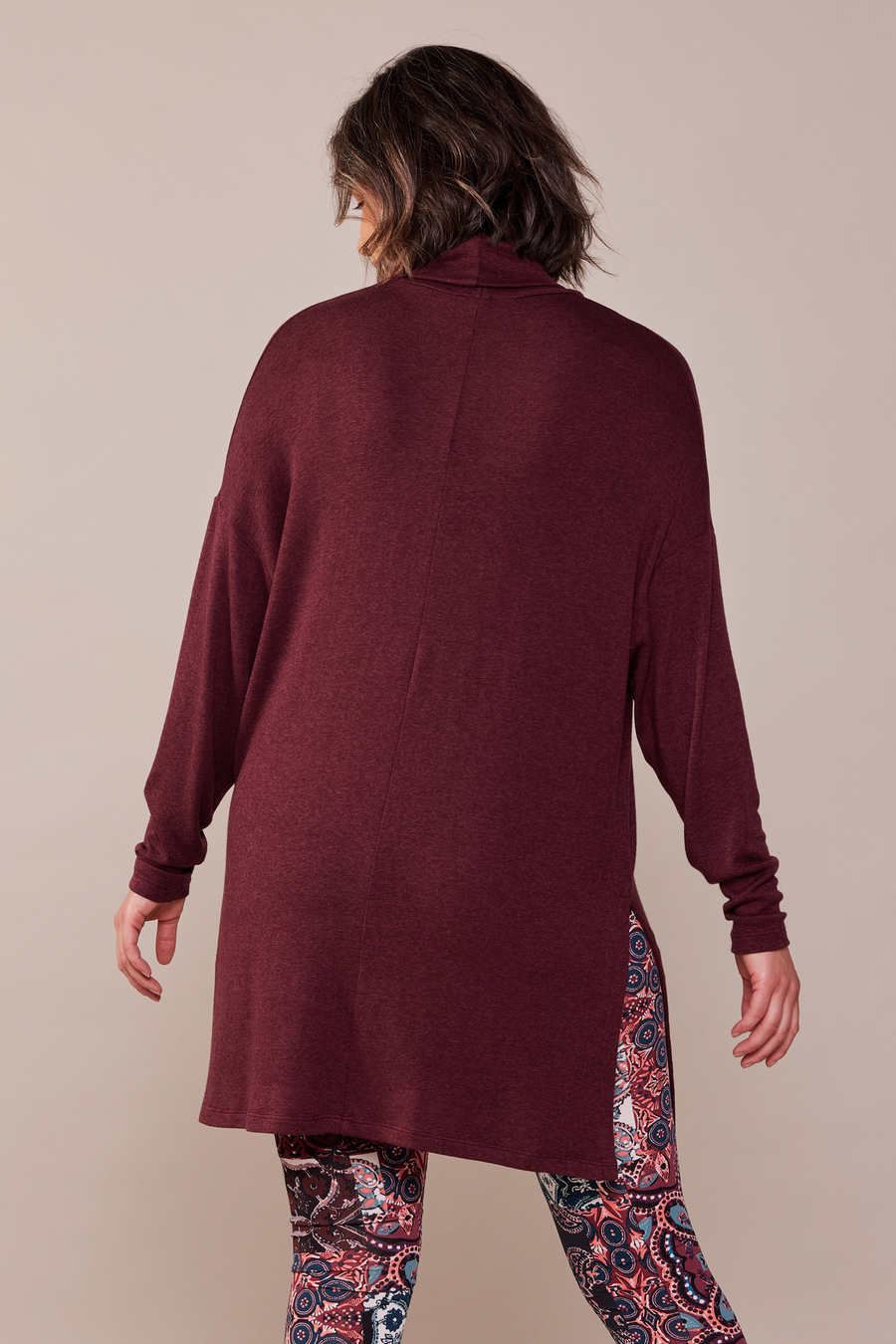 Tunique pour femme en tricot léger rouge bourgogne à manches longues et col baveux faite au Québec. 