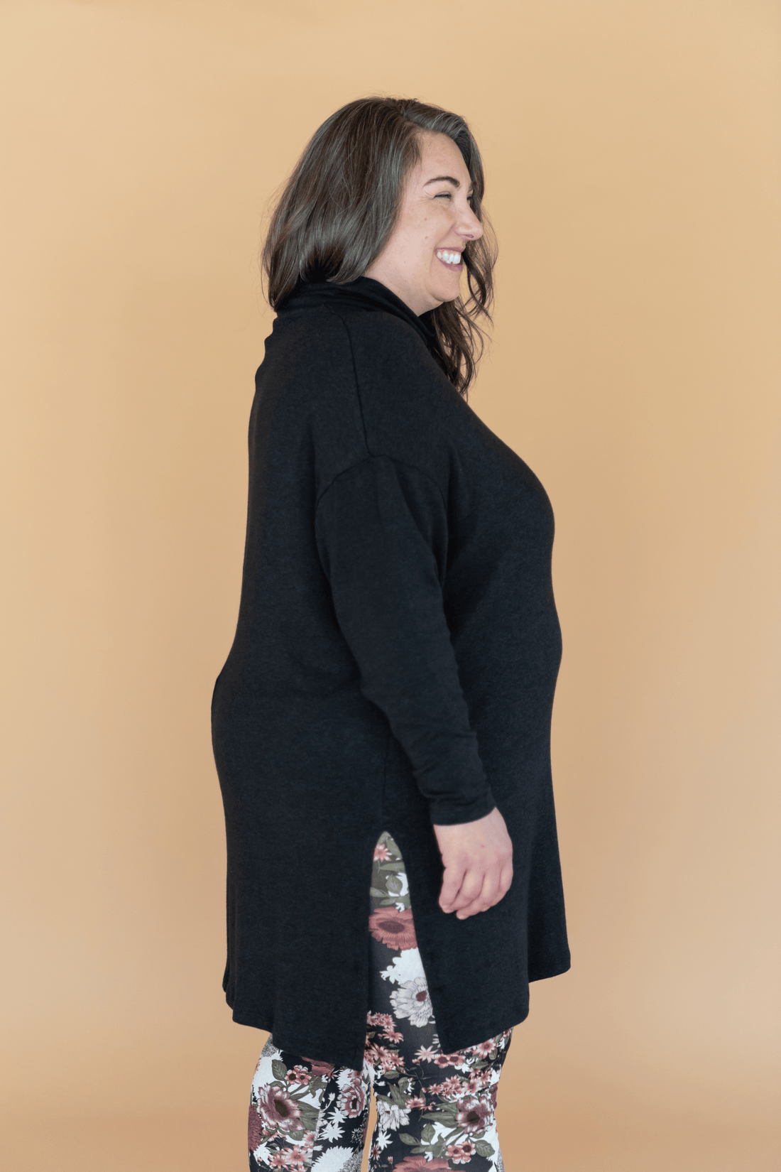 Tunique noire un tricot fluide avec col roulé et manches longues fait au Québec, Canada