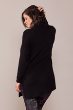 Tunique noire un tricot fluide avec col roulé et manches longues fait au Québec, Canada