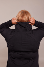 Tunique noire pour femme à manches longues et col haut, avec poches, faite au Québec.