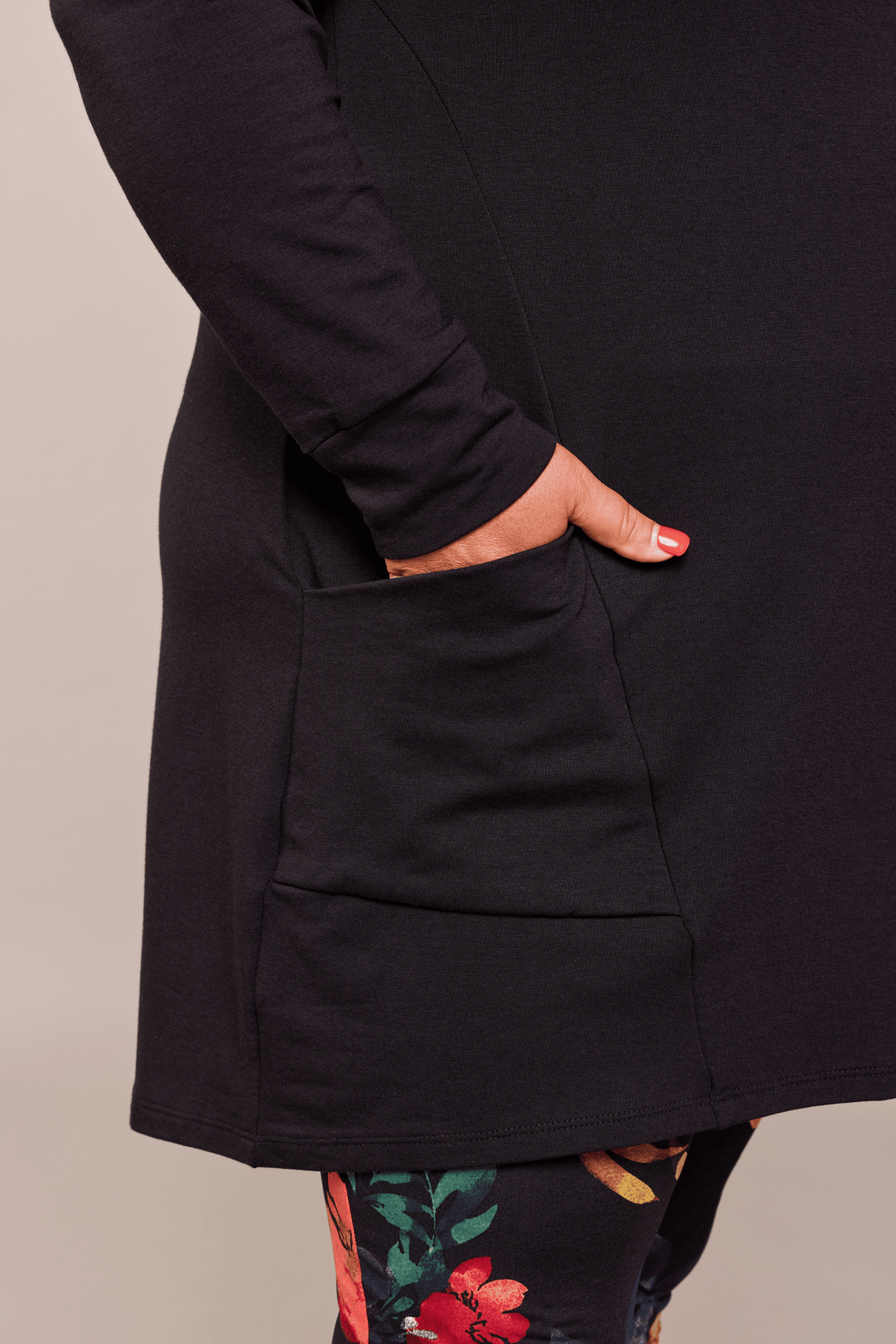 Tunique noire pour femme à manches longues et col haut, avec poches, faite au Québec.