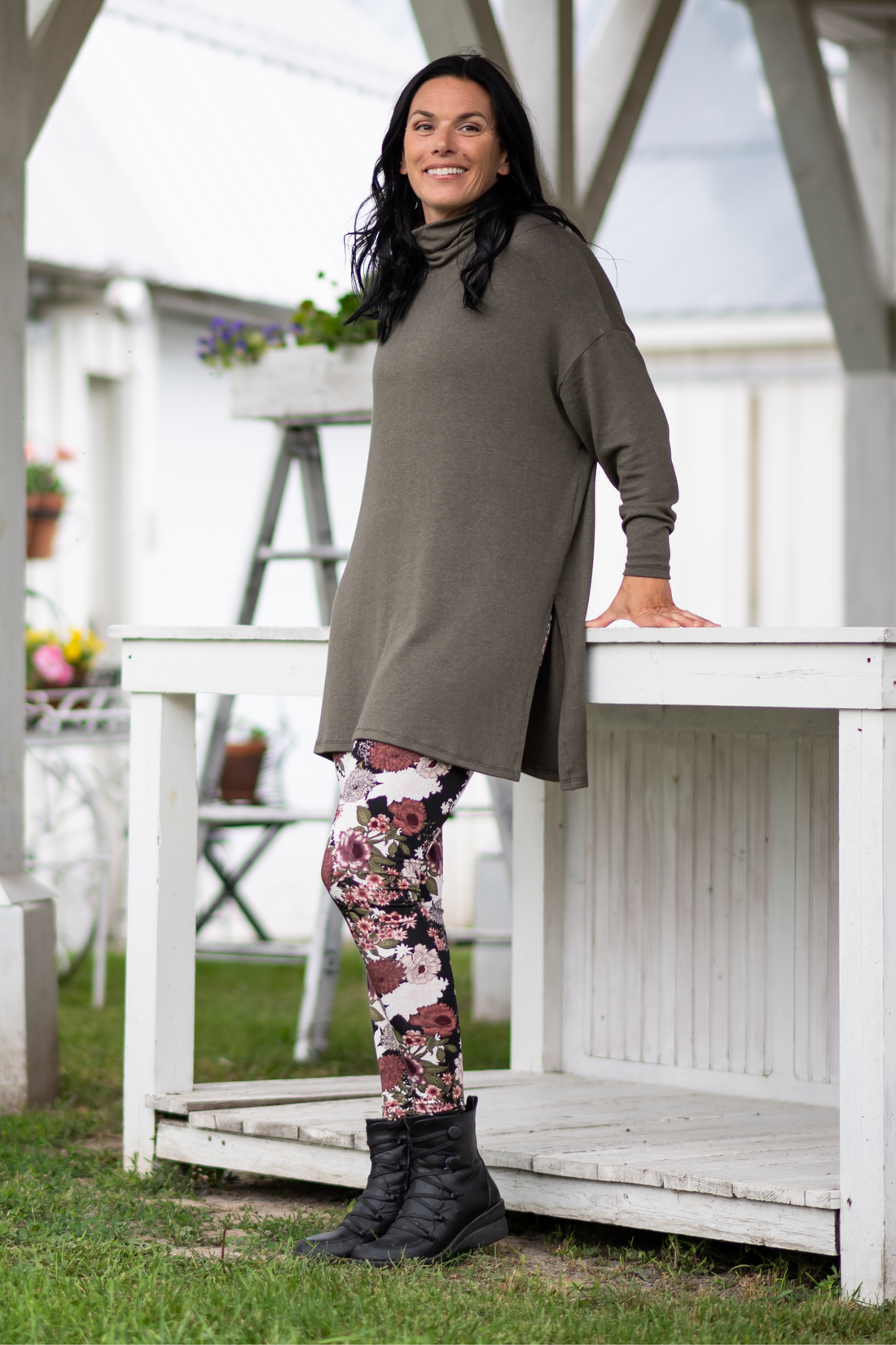 Legging taille haute confortable à motifs fleuris pivoines noir rose et blanc fabriqué au Québec.