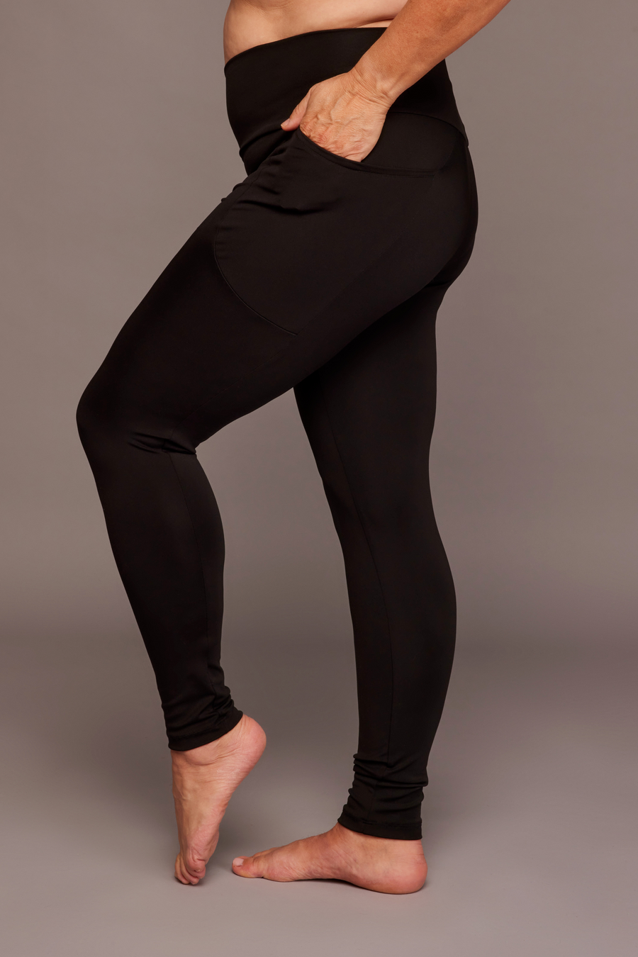 Legging confortable uni noir taille haute avec poches fabriqué au Québec.
