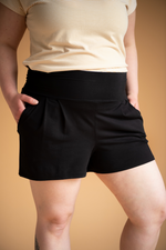 Short noir confortable avec poche pour femme fabriqué au Québec.