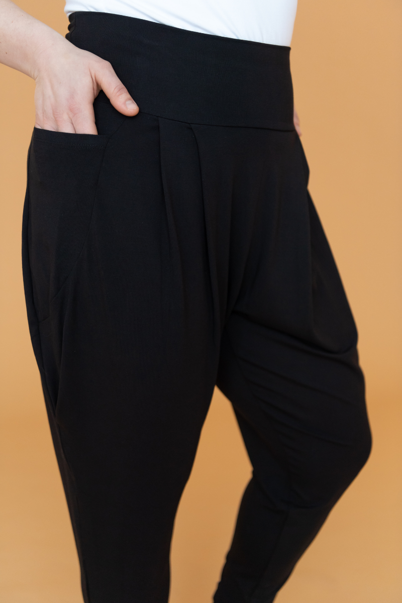 Pantalon ample de style sarouel noir avec poches fabriqué au Québec.