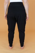 Pantalon ample de style sarouel noir avec poches fabriqué au Québec.