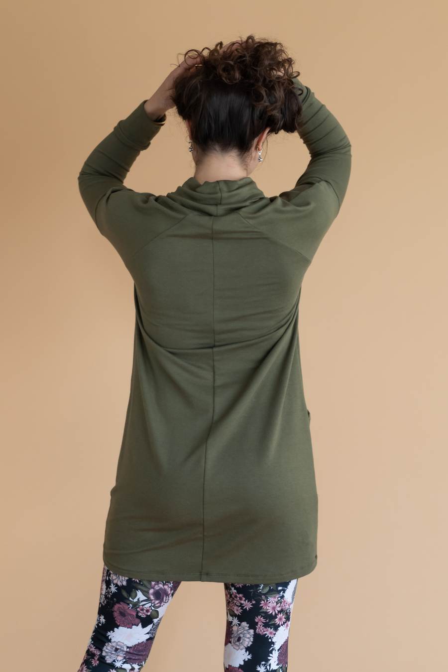 Tunique pour femme vert khaki à manches longues et col haut, avec poches, faite au Québec.