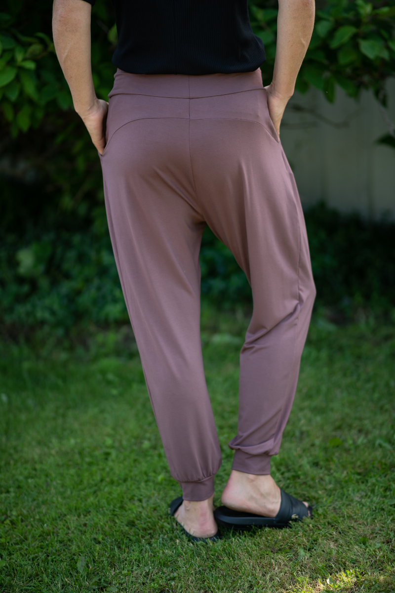 Pantalon ample avec poches sarouel mauve prune pour femmes fabriqué au Québec.