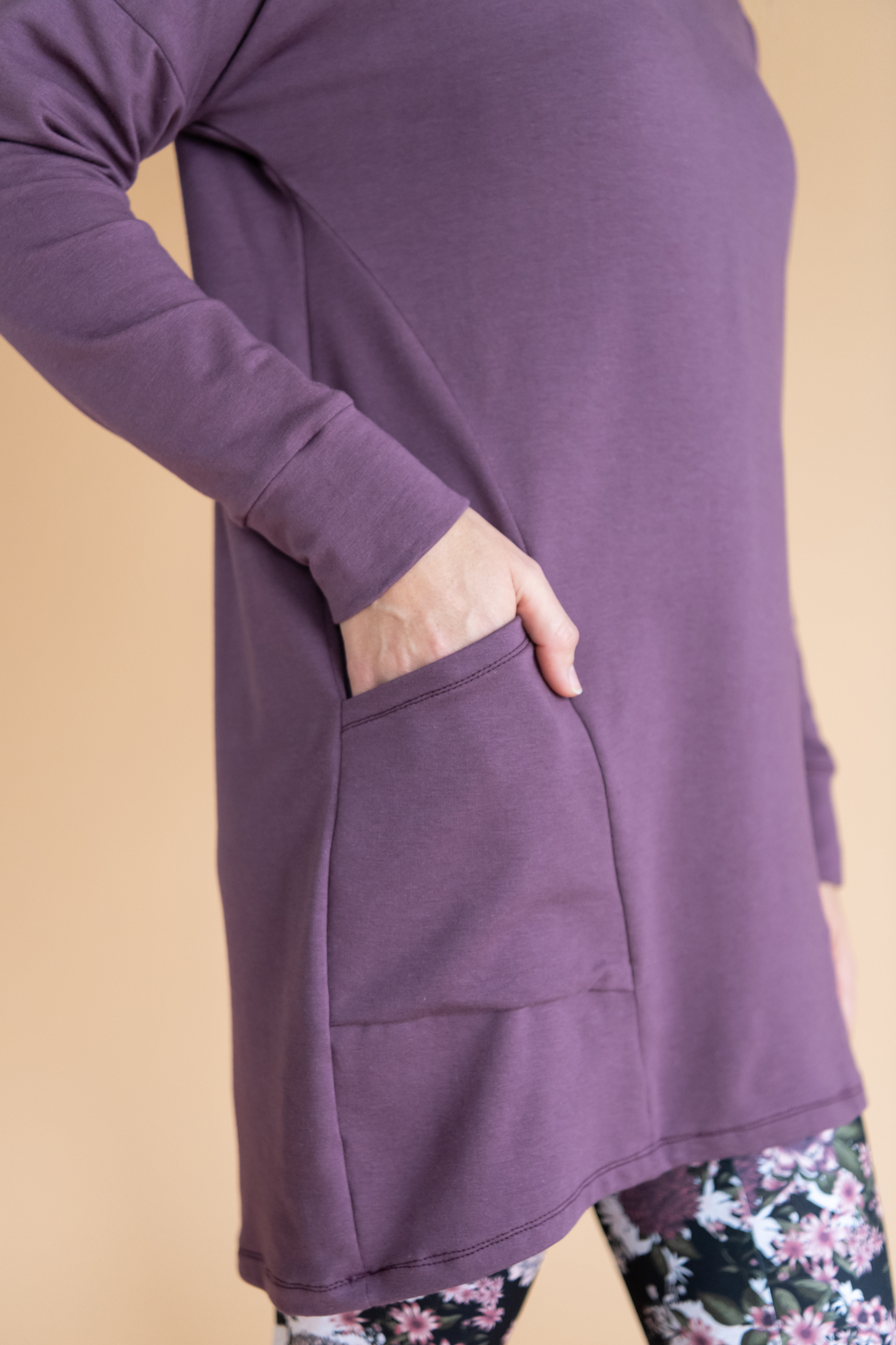Tunique pour femme mauve figue à manches longues et col haut, avec poches, faite au Québec.