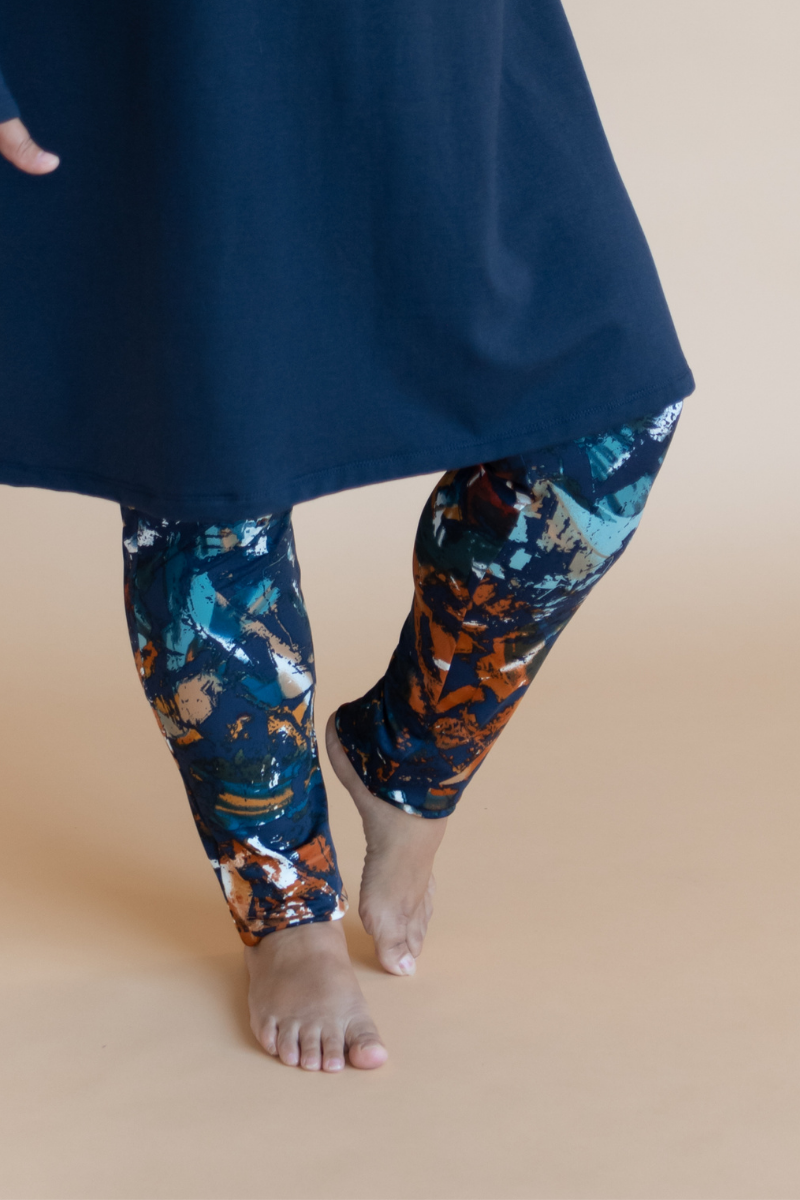 Legging taille haute confortable à motifs abstraits bleu et orange fabriqué au Québec.