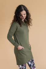 Tunique pour femme vert khaki à manches longues et col haut, avec poches, faite au Québec.