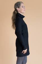 Tunique noire pour femme avec col roulé, manches longues et grandes poches, faite au Québec, Canada.