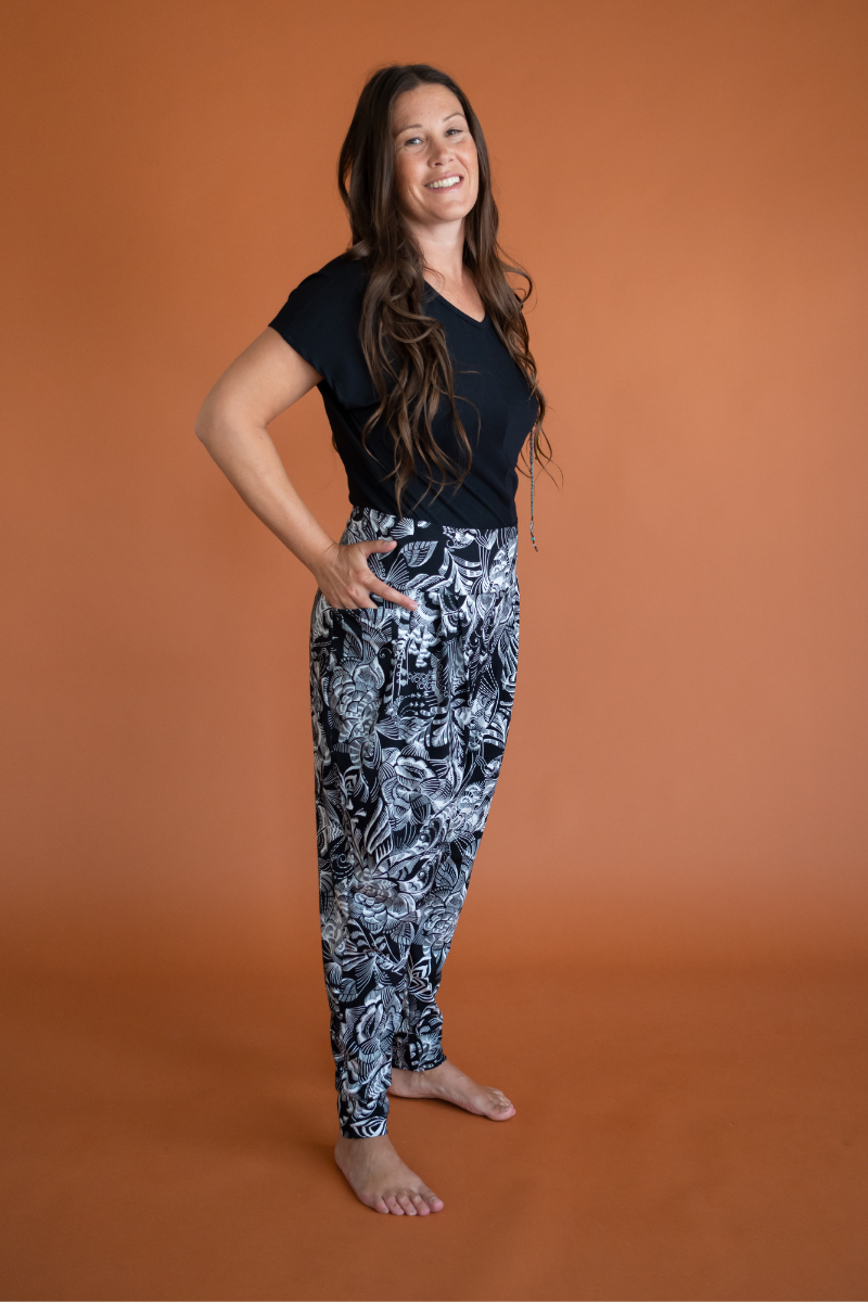 Pantalon ample pour femme de style sarouel noir et blanc avec poches fabriqué au Québec.