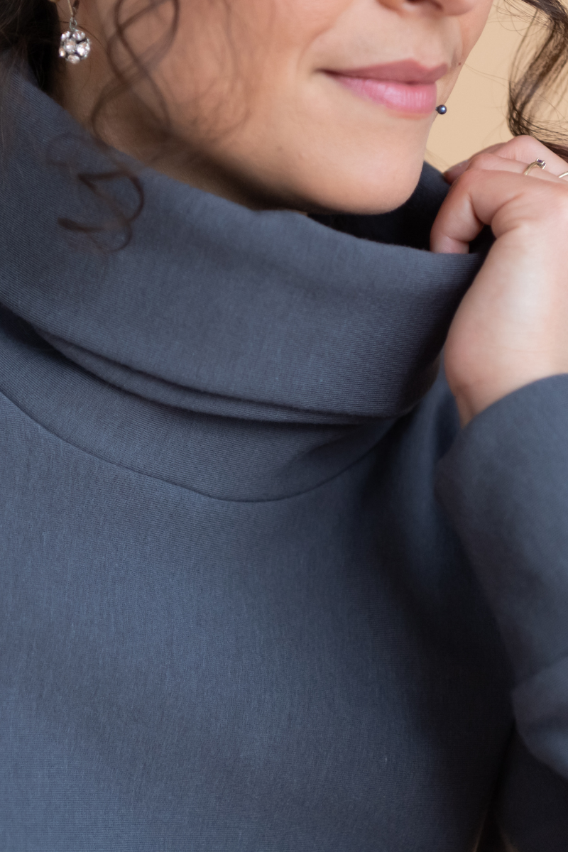 Tunique grise pour femme avec col roulé, manches longues et grandes poches, faite au Québec, Canada.