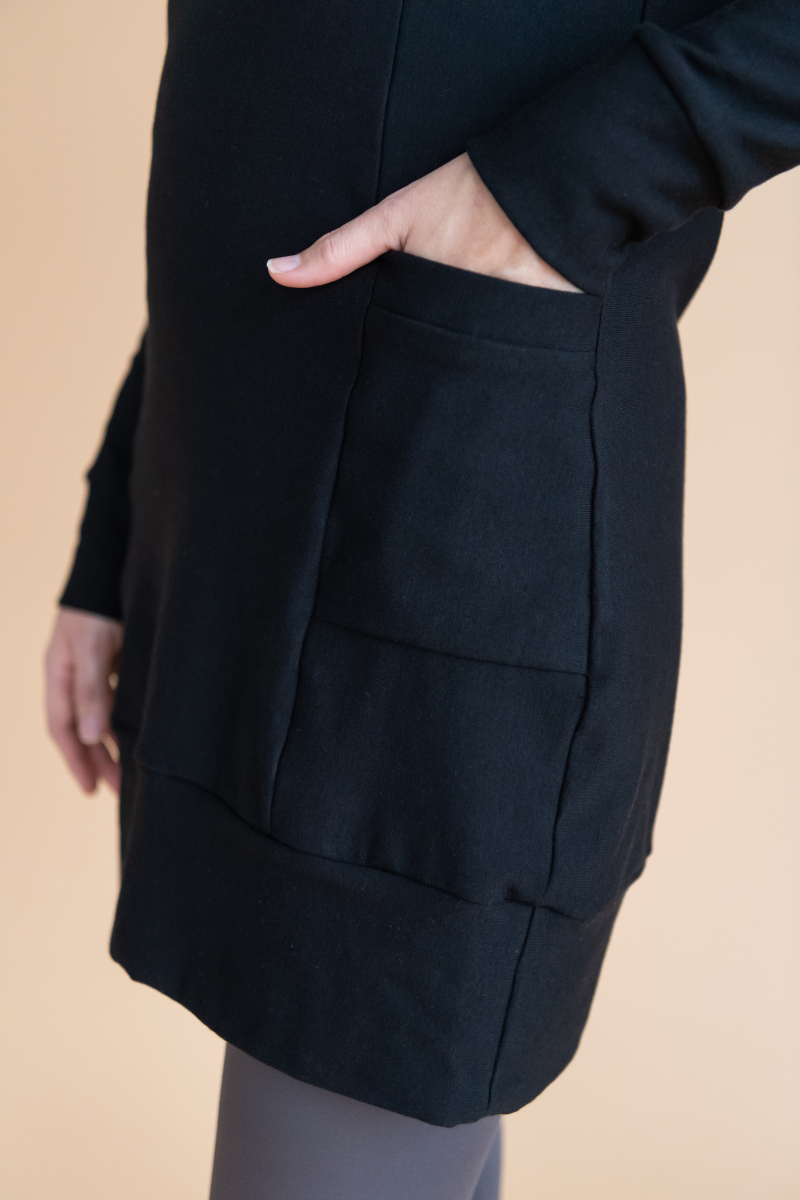 Tunique noire pour femme avec col roulé, manches longues et grandes poches, faite au Québec, Canada.