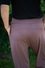 Pantalon ample avec poches sarouel mauve prune pour femmes fabriqué au Québec.