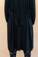 Veste portefeuille noire longue à manches longues avec ceinture fabriquée au Québec, Canada