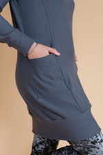 Tunique grise pour femme avec col roulé, manches longues et grandes poches, faite au Québec, Canada.