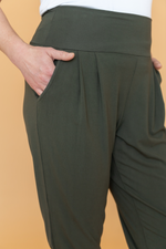 Pantacourt pour femmes décontractés avec poches vert olive khaki fabriqué au Québec.