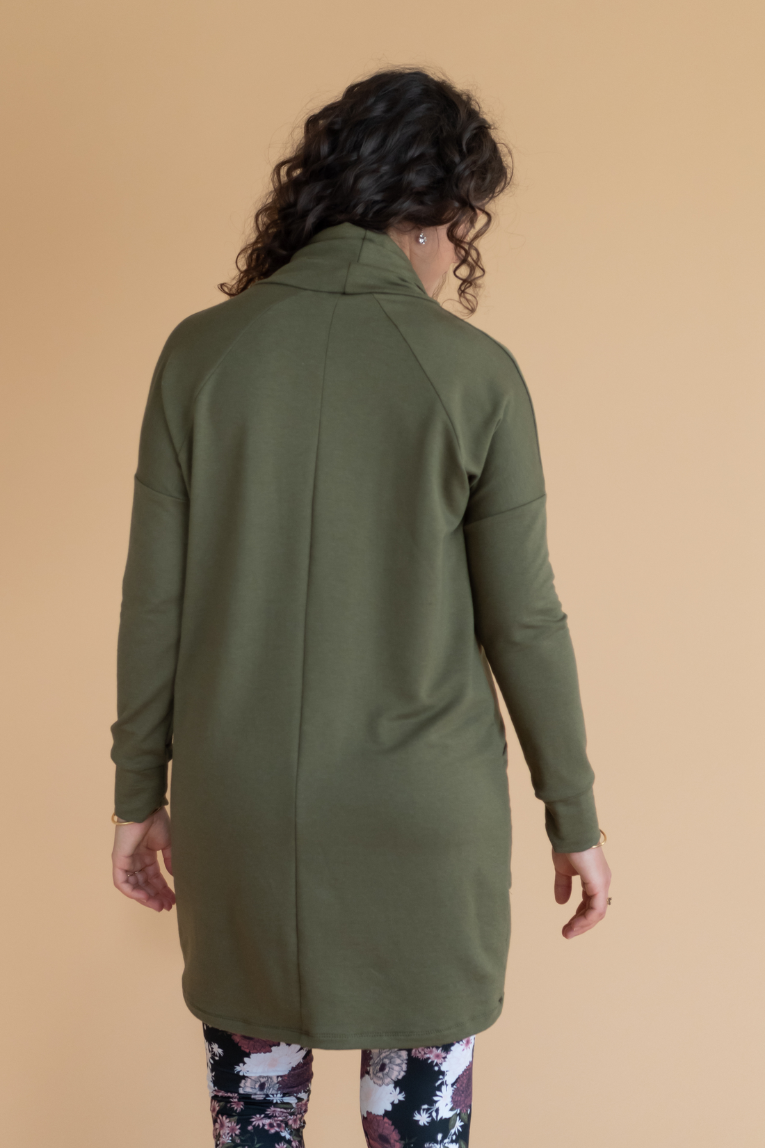 Tunique pour femme vert khaki à manches longues et col haut, avec poches, faite au Québec.
