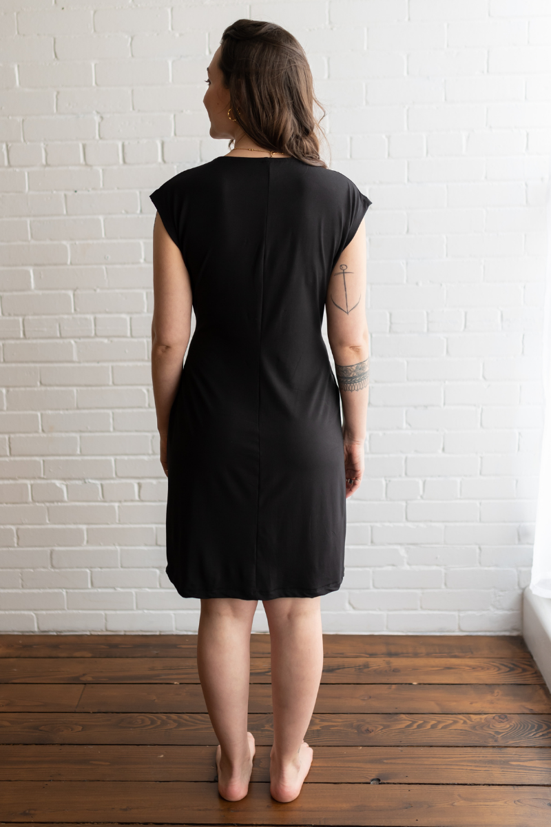 Robe noire cache-coeur manches courtes longueur au genou fabriquée au Québec.