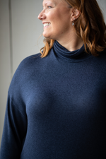 Tunique pour femme en tricot léger bleu marine à manches longues et col baveux faite au Québec.
