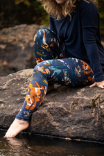 Legging taille haute confortable à motifs abstraits bleu et orange fabriqué au Québec.