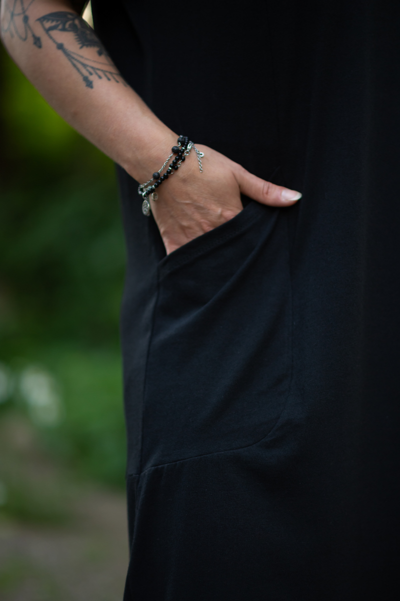 Robe t-shirt noire ample avec poches fabriquée au Québec.