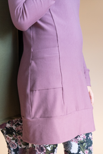 Tunique rose pour femme avec col roulé, manches longues et grandes poches, faite au Québec, Canada.