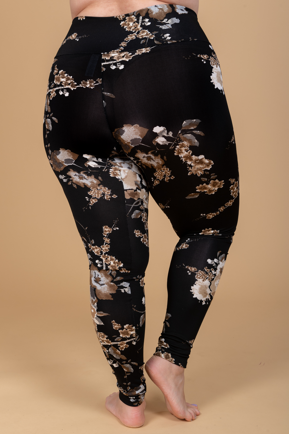 Legging confortable taille haute à motifs fleuris noir, beige et crème fabriqué au Québec.