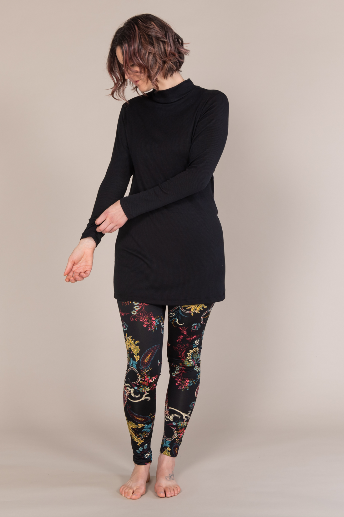 Legging taille haute confortable noir avec motifs colorés artistiques fabriqué au Québec.