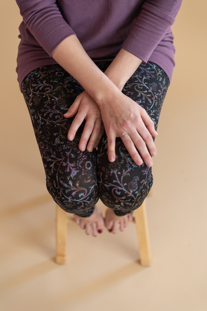 Legging taille haut confortable noir à motifs violets fabriqué au Québec. 