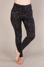 Legging taille haut confortable noir à motifs violets fabriqué au Québec. 