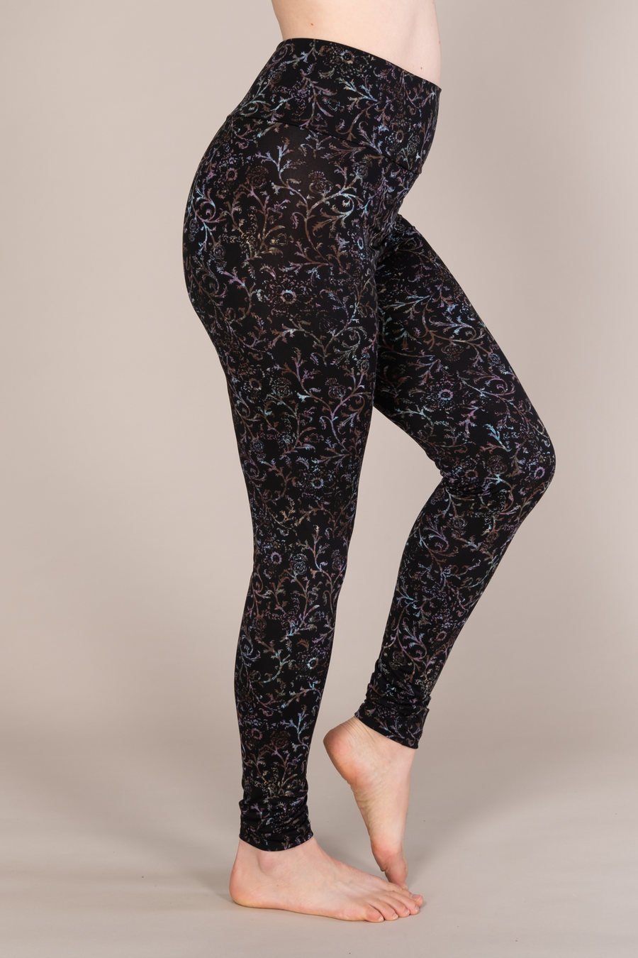 Legging taille haut confortable noir à motifs violets fabriqué au Québec. 
