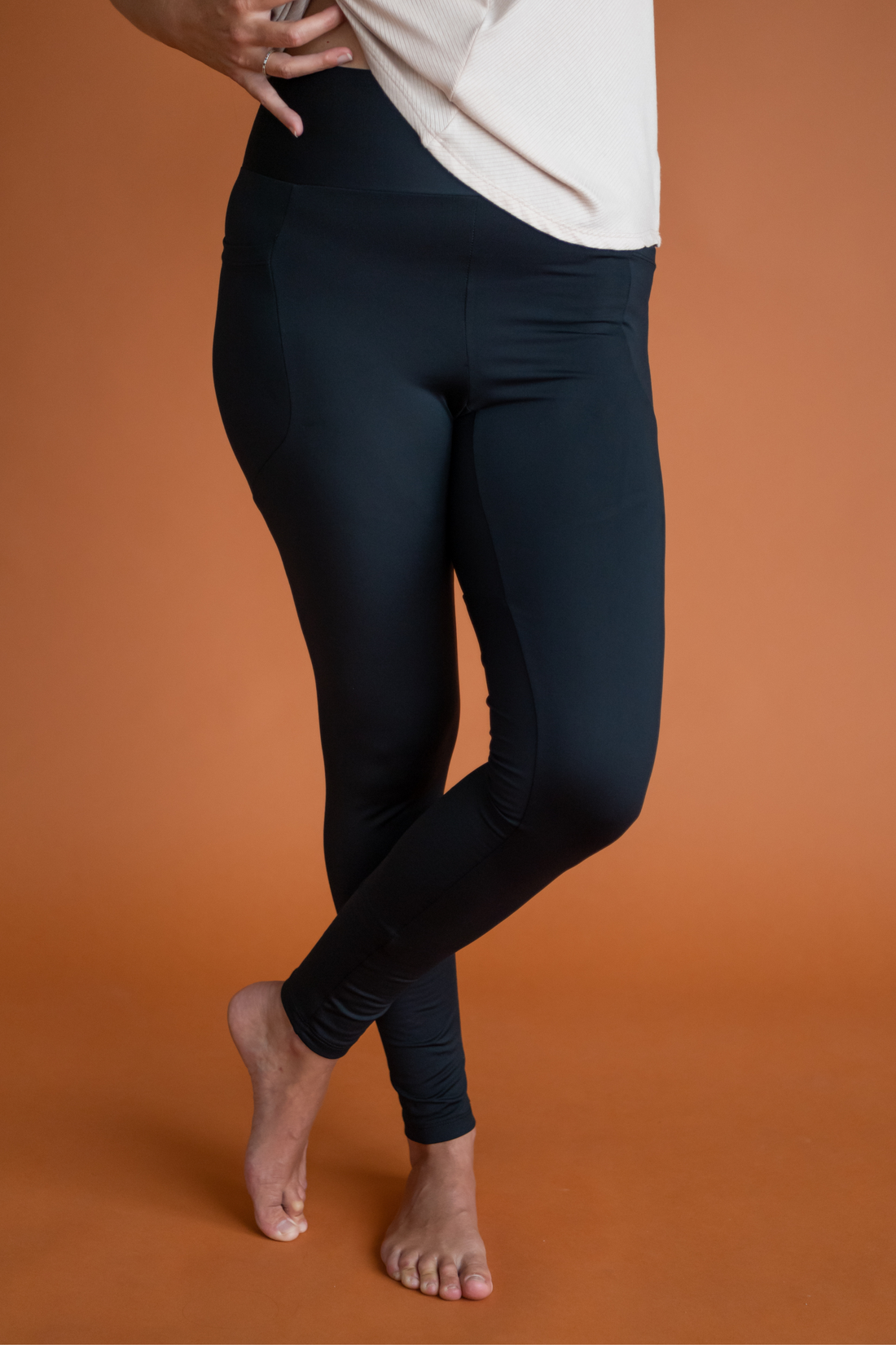 Legging doux effet polar noir taille haute avec poches fabriqué au Québec.