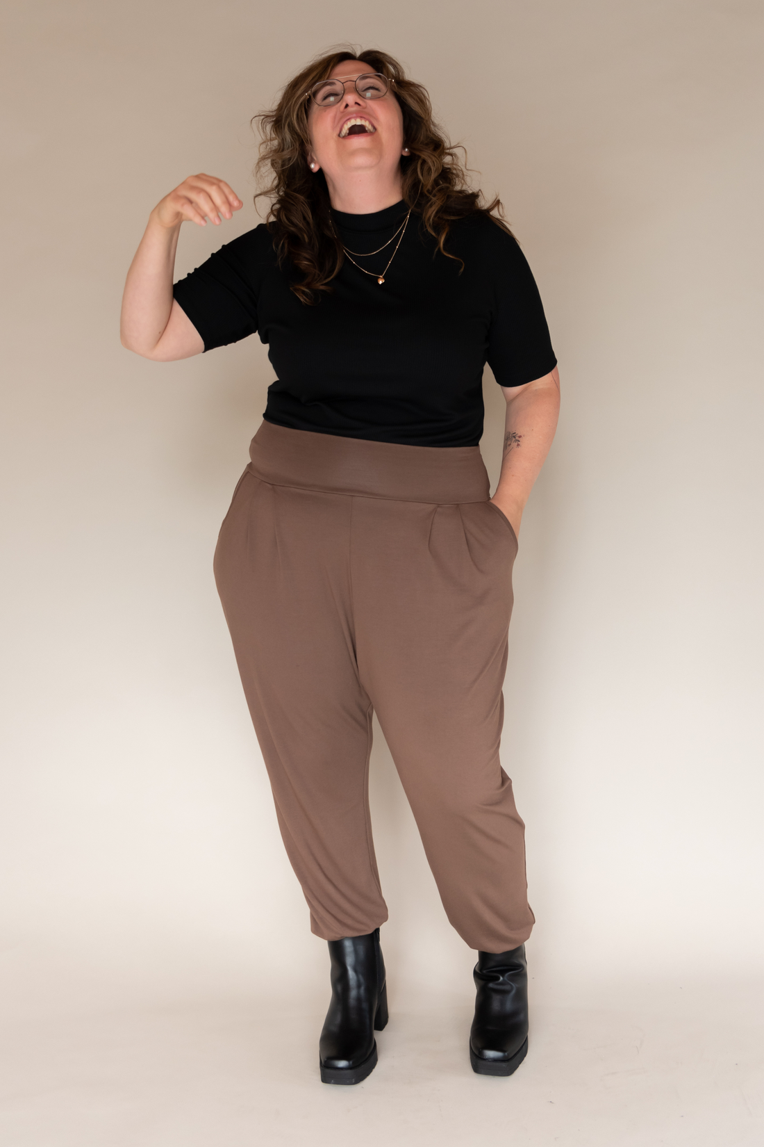 Pantalon ample avec poches sarouel brun beige muscade pour femmes fabriqué au Québec.