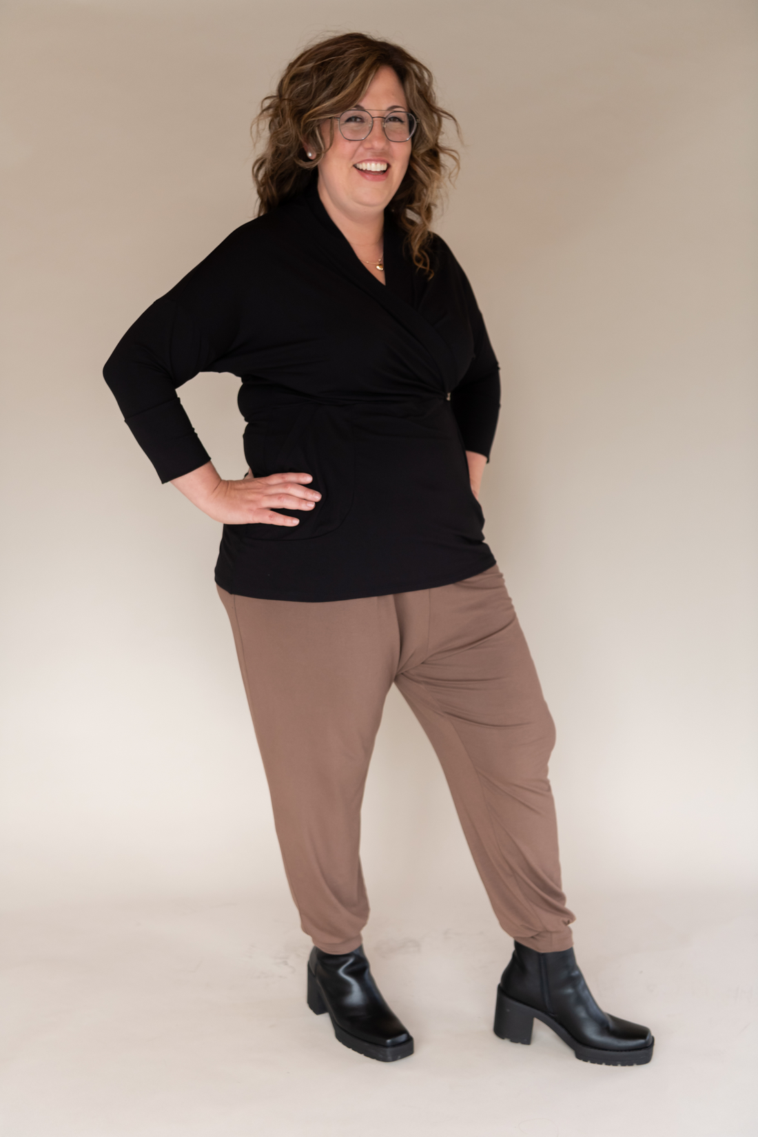 Pantalon ample avec poches sarouel brun beige muscade pour femmes fabriqué au Québec.
