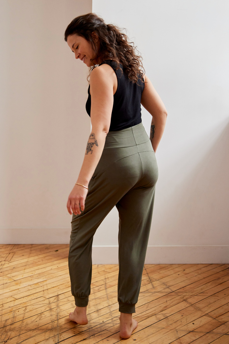Pantalon ample avec poches sarouel vert khaki pour femmes fabriqué au Québec.