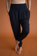 Pantalon ample avec poches sarouel noir pour femmes fabriqué au Québec.