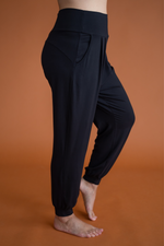 Pantalon ample avec poches sarouel noir pour femmes fabriqué au Québec.