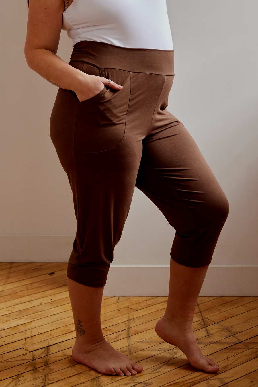 Pantalon trois-quarts capri confortable avec poches brun beige muscade fabriqué au Québec.