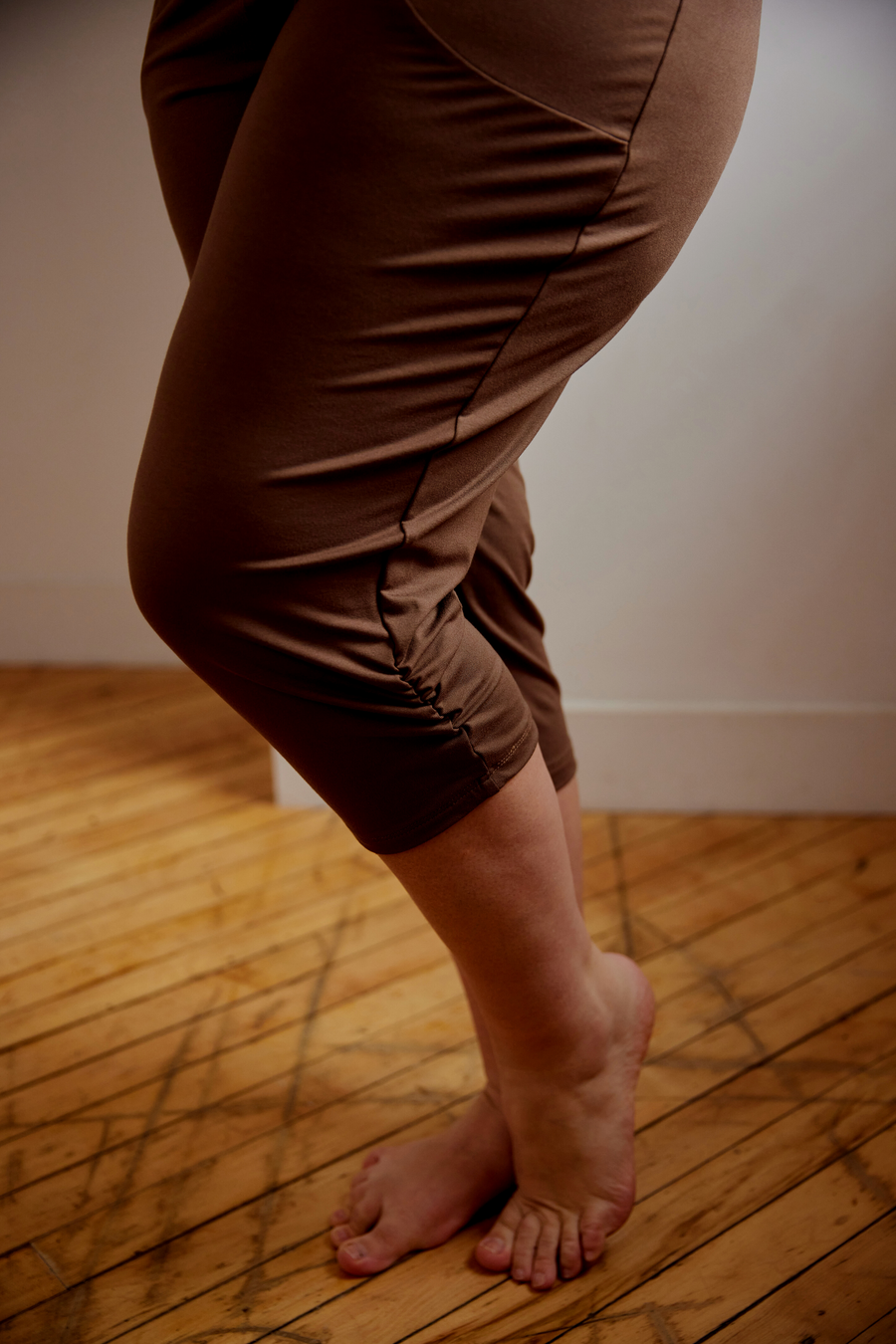 Pantalon trois-quarts capri confortable avec poches brun beige muscade fabriqué au Québec.