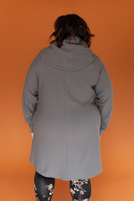 Tunique grise pour femme avec grand col et manches longues, coupe évasée, faite au Québec.